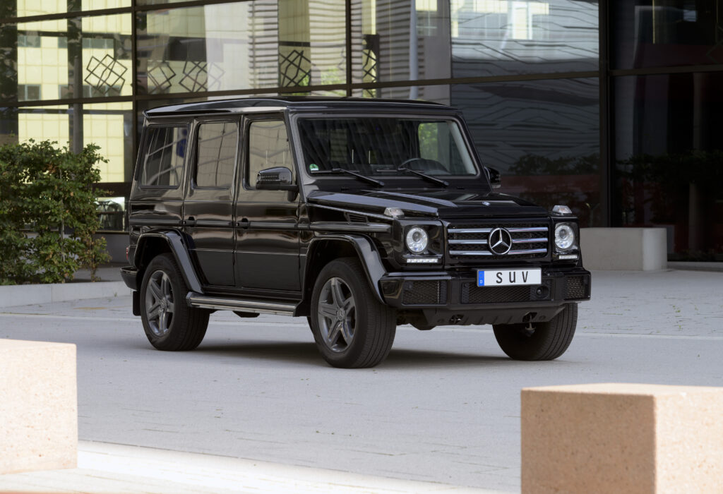 Schwarze Mercedes G-Klasse mit Chauffeur vor dem Flughafen Frankfurt.