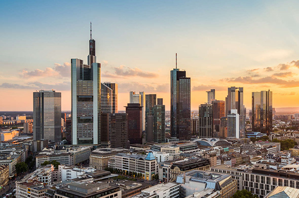 Skyline der Stadt Frankfurt, zu der viele Geschäftsleute für eine Roadshow reisen.