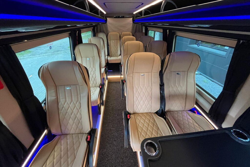 Luxuriöse helle Leder-Ausstattung in einem Sprinter Bus.